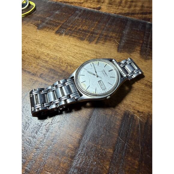 Vintage Seiko Quartz Day Date Men\'s Wristwatch Silver Tone Bracelet 8123-8020 R main image 5
